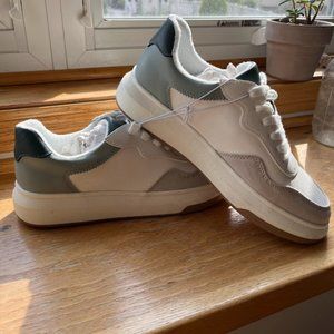 Women's Flora Sneakers